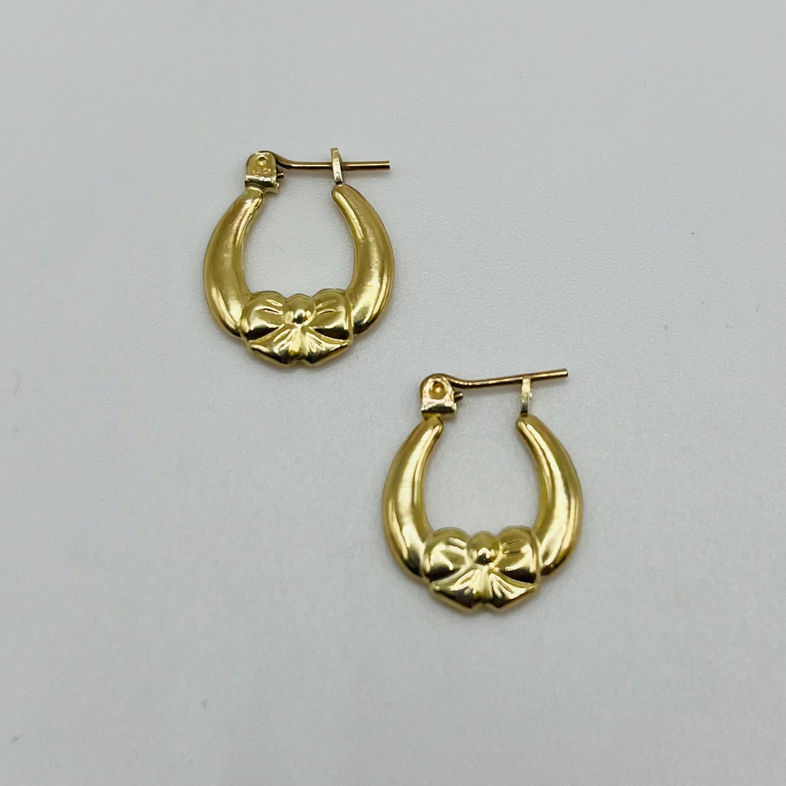 10 Karat Gold  Bow Hoop Earrings (sm, 0.5")