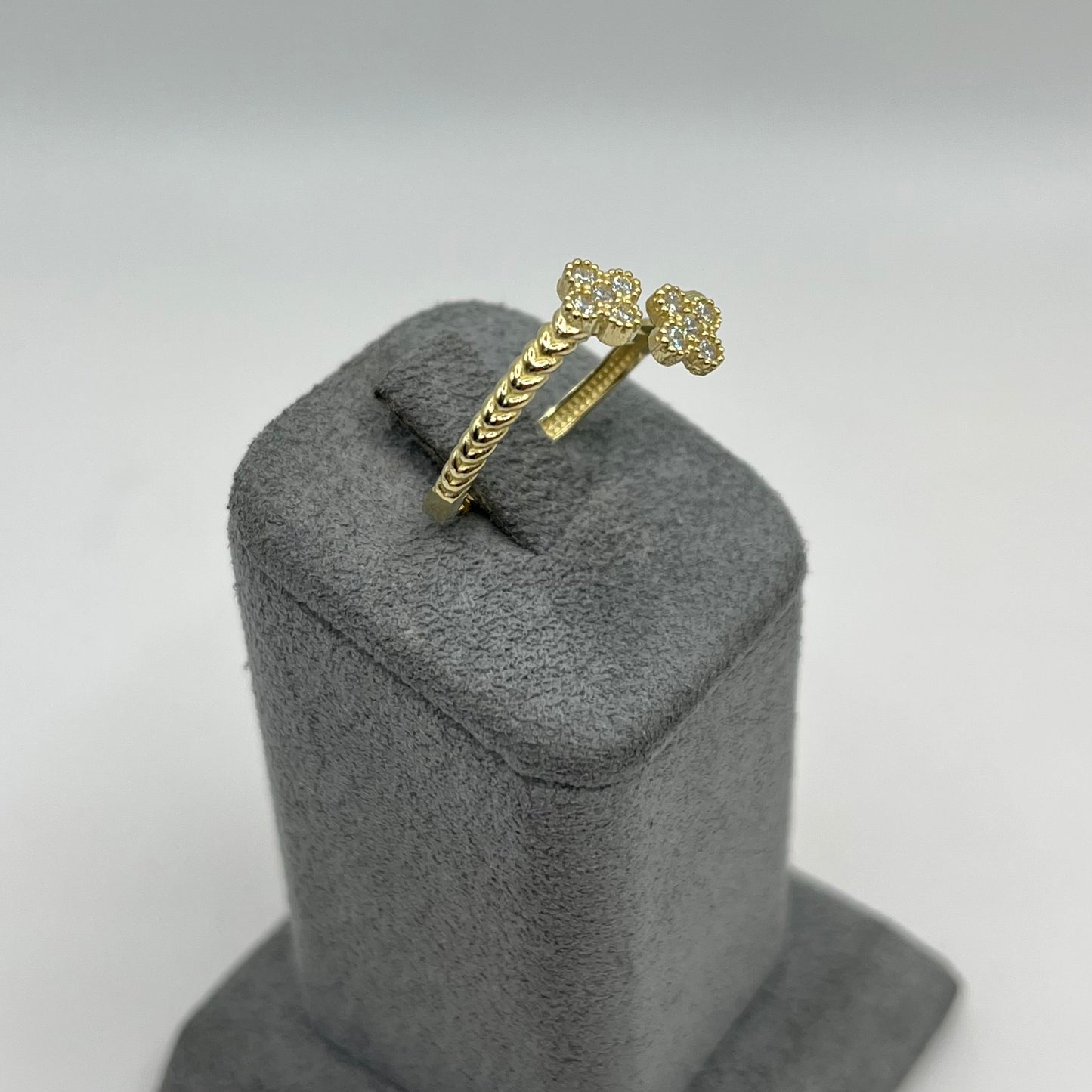 10k Gold Ribbed Clover Ring