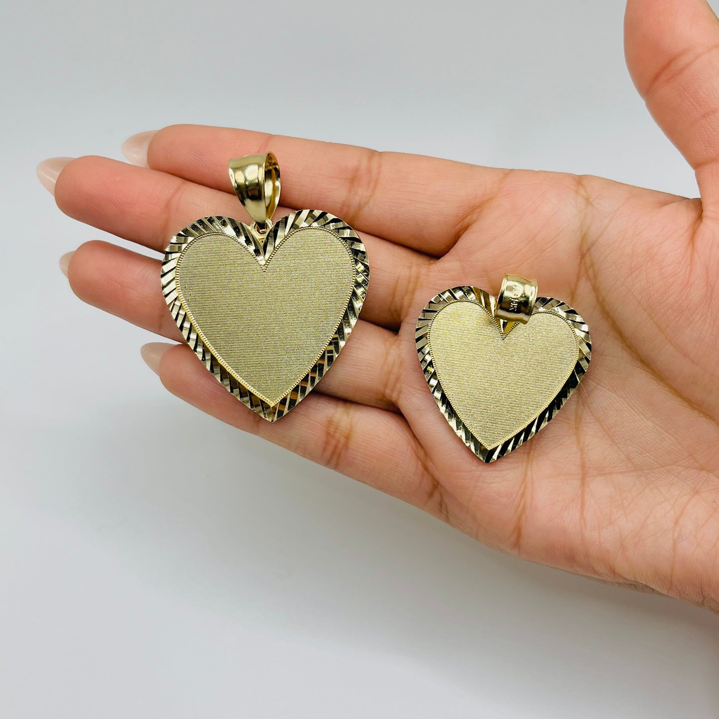 14k Gold Heart Diamond Cut Border Picture Pendant (38mm)