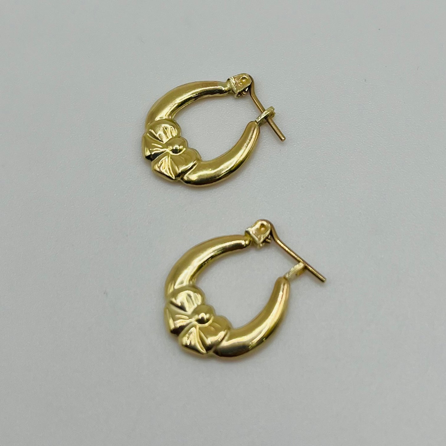 10K Gold  Bow Hoop Earrings (sm, 0.5")
