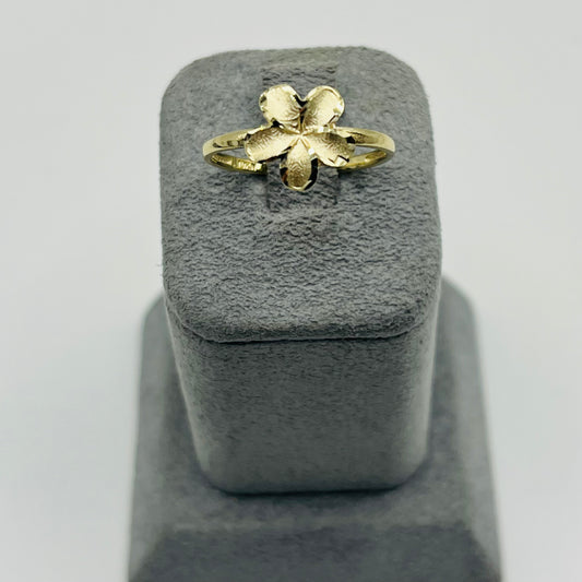 A 10k gold diamond cut border hibiscus ring displayed on a gray mount.
