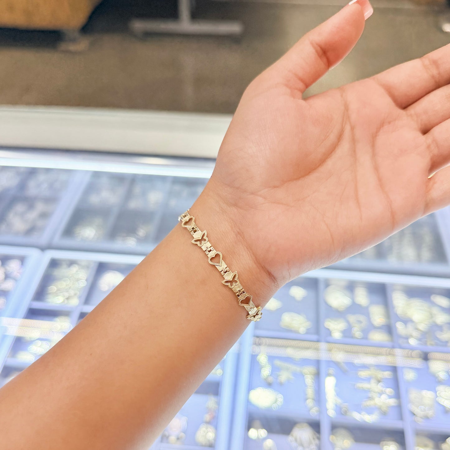 10k Gold Flutter & Heart Bracelet 8”