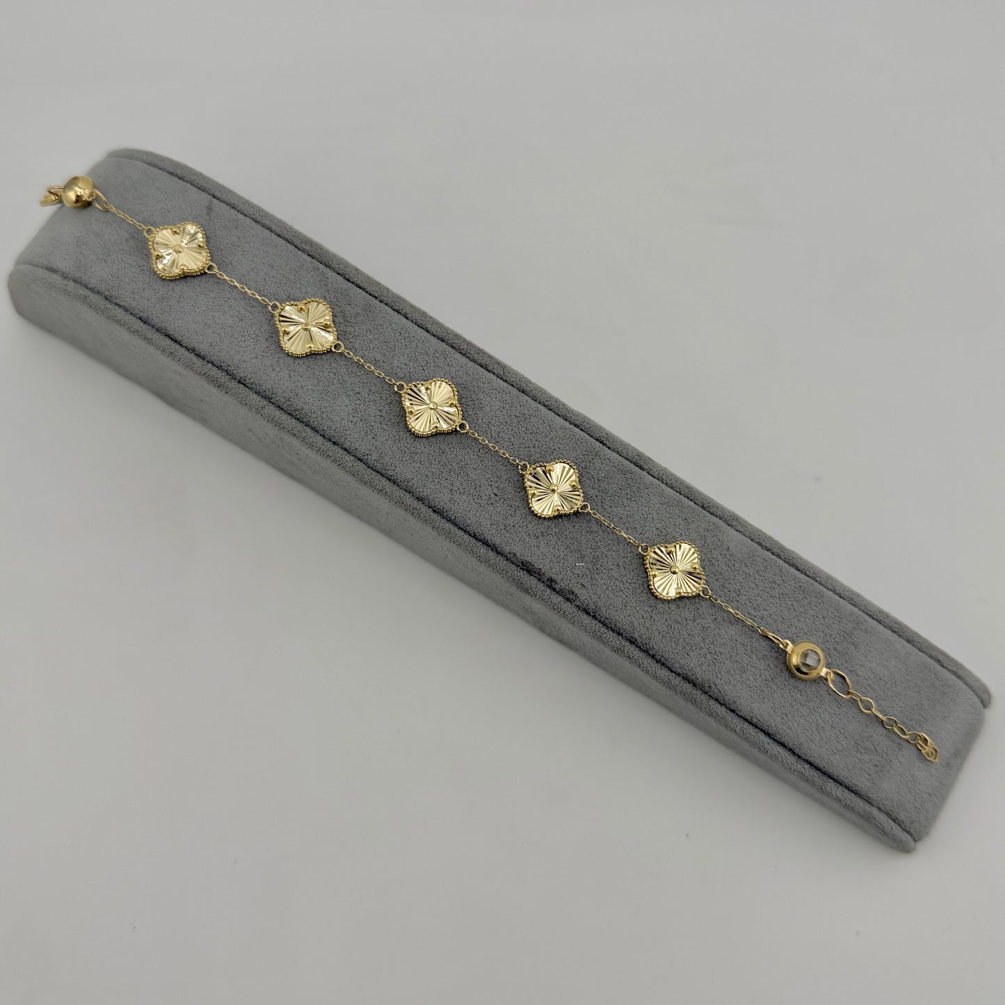 10k Gold Fancy Clover Bracelet (M)