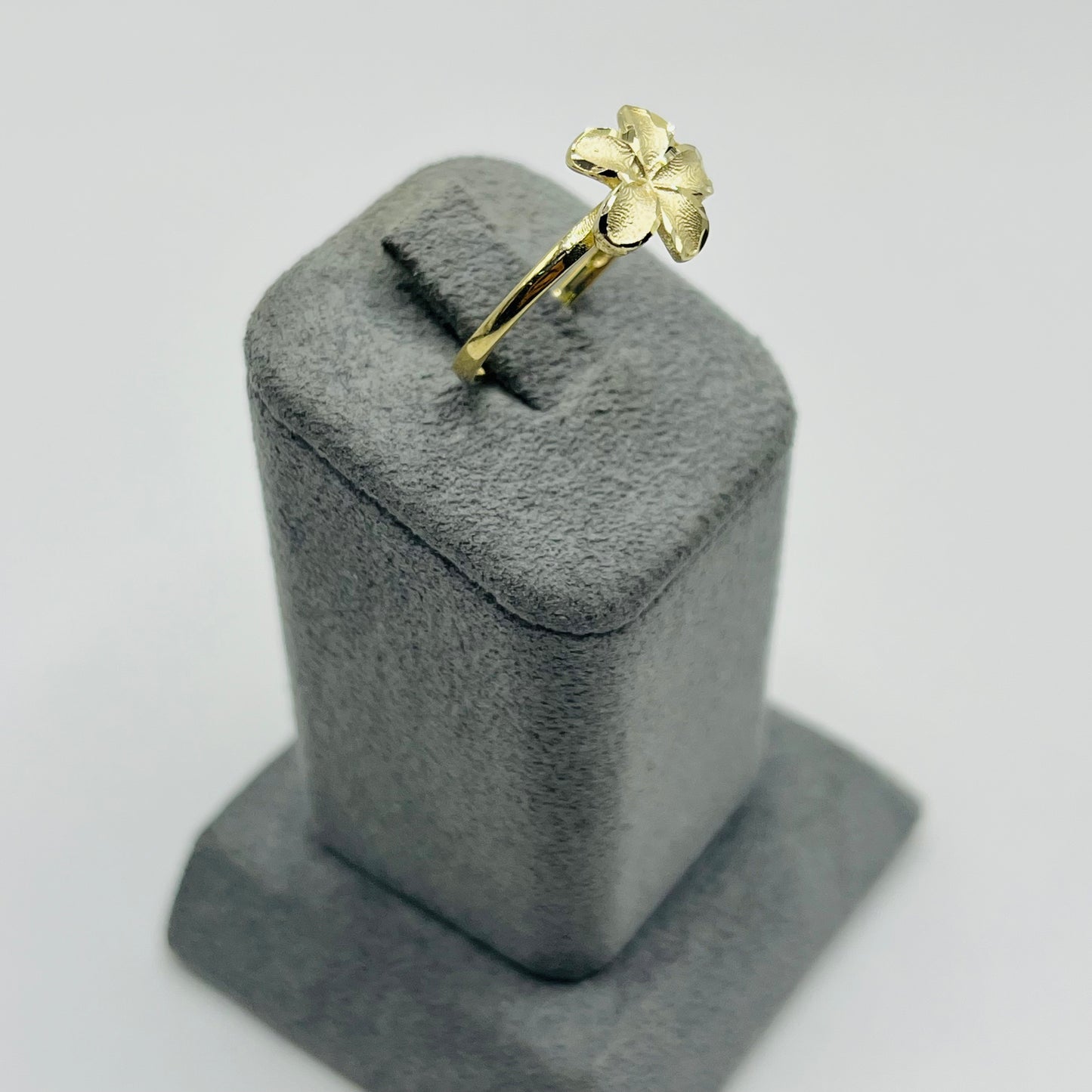 10k Gold Diamond Cut Border Hibiscus Ring